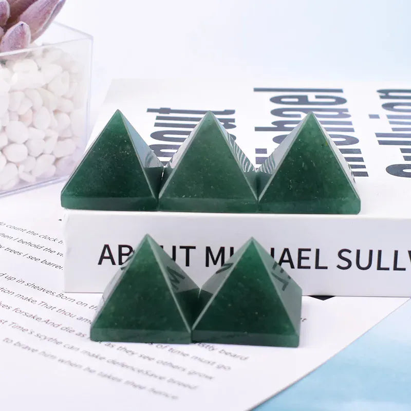 Natural Green Aventurine Polished Crystal Pyramid Healing Stone Reiki Crystal Tower Meditation Simple Ornaments Home Decoration